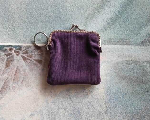 Väike tikitud kukkur / violetne